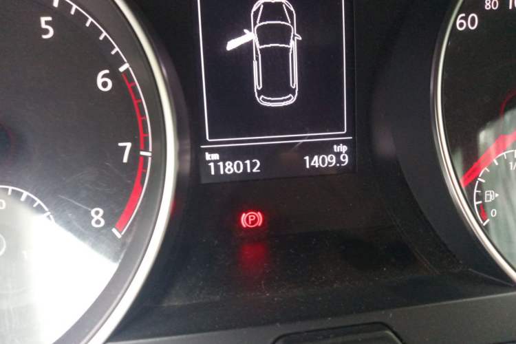 Used Volkswagen Golf 2014 1.4TSI Automatic Comfort Model Odometer Close Up