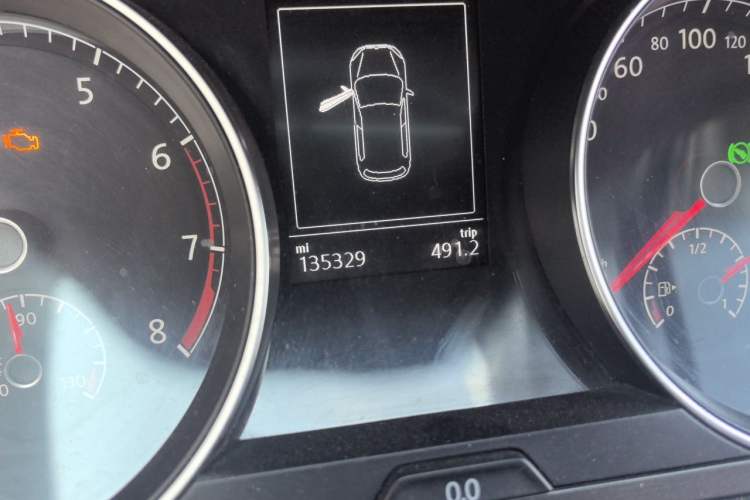Used Volkswagen Golf 2014 1.4TSI Automatic Comfort Model Odometer Close Up