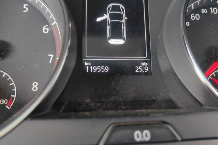 Used Volkswagen Golf 2014 1.4TSI Automatic Luxury Model Odometer Close Up