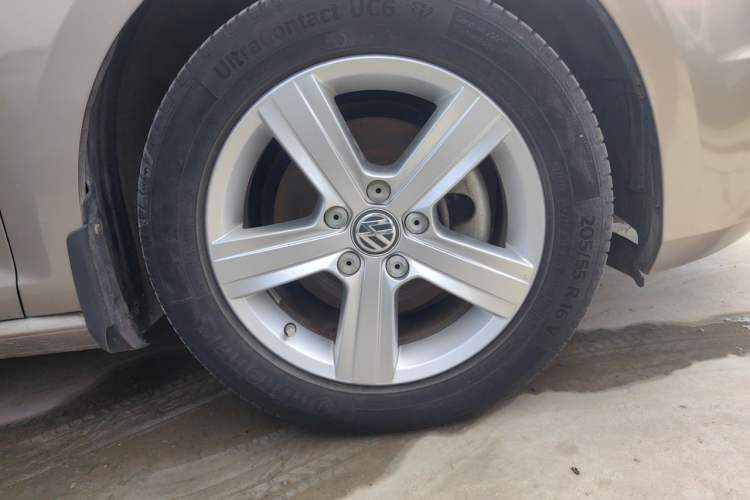 Used Volkswagen Golf 2014 1.4TSI Automatic Luxury Model Right Front Wheel Hub