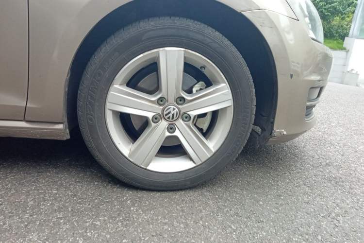 Used Volkswagen Golf 2014 1.4TSI Automatic Comfort Model Right Front Wheel Hub