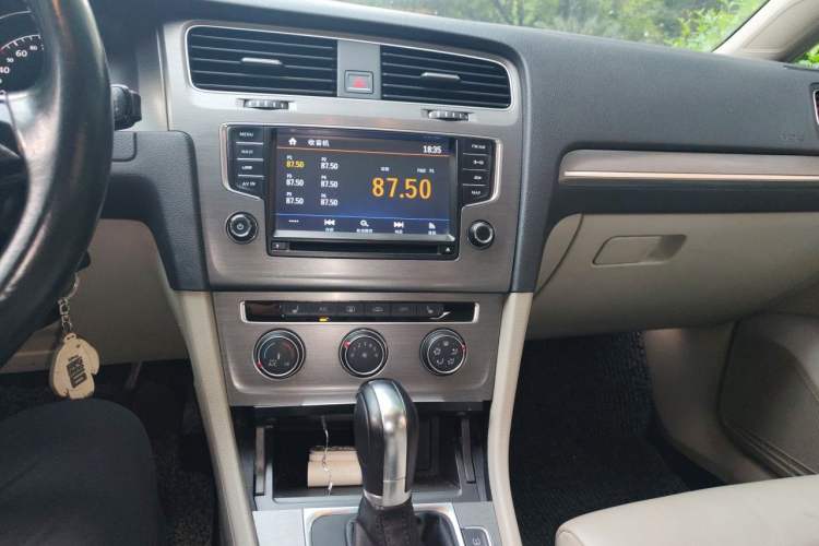 Used Volkswagen Golf 2014 1.6L Automatic Comfort Model Audio And AC Panel