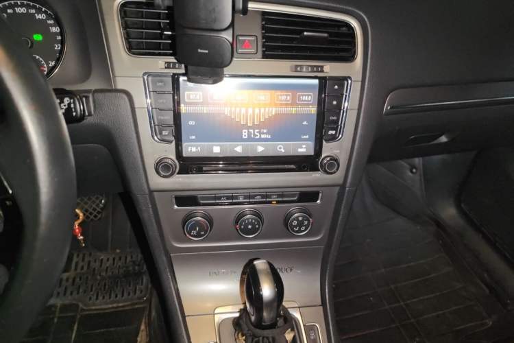 Used Volkswagen Golf 2014 1.6L Automatic Comfort Model Audio And AC Panel