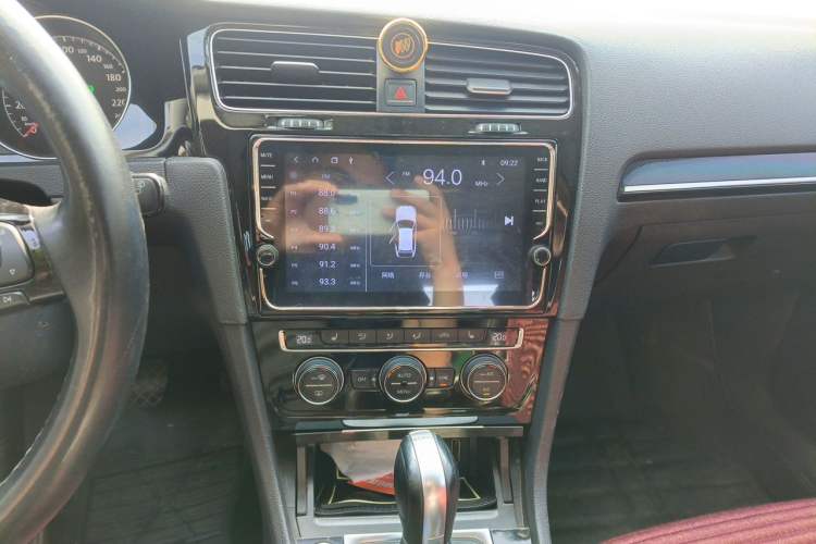 Used Volkswagen Golf 2014 1.4TSI Automatic Flagship Model Audio And AC Panel