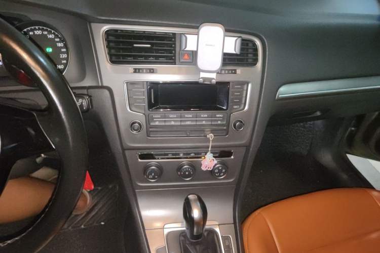 Used Volkswagen Golf 2014 1.6L Automatic Comfort Model Audio And AC Panel
