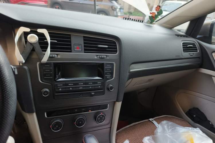 Used Volkswagen Golf 2014 1.6L Automatic Comfort Model Audio And AC Panel