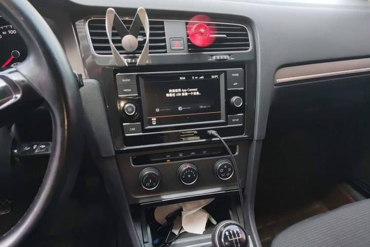 Used Volkswagen Golf 2014 1.4 TSI Manual Comfort Model Audio And AC Panel