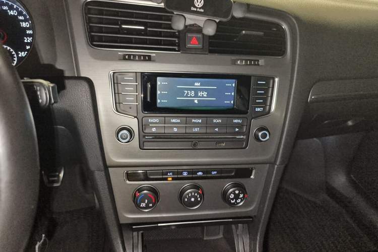 Used Volkswagen Golf 2014 1.4 TSI Manual Comfort Model Audio And AC Panel