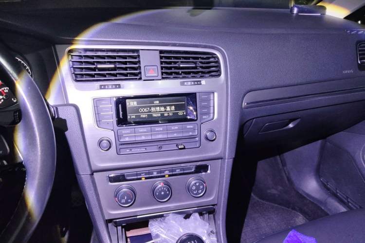 Used Volkswagen Golf 2014 1.4 TSI Manual Comfort Model Audio And AC Panel