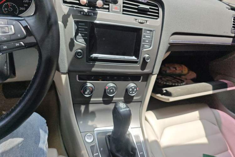 Used Volkswagen Golf 2014 1.4TSI Automatic Luxury Model Audio And AC Panel