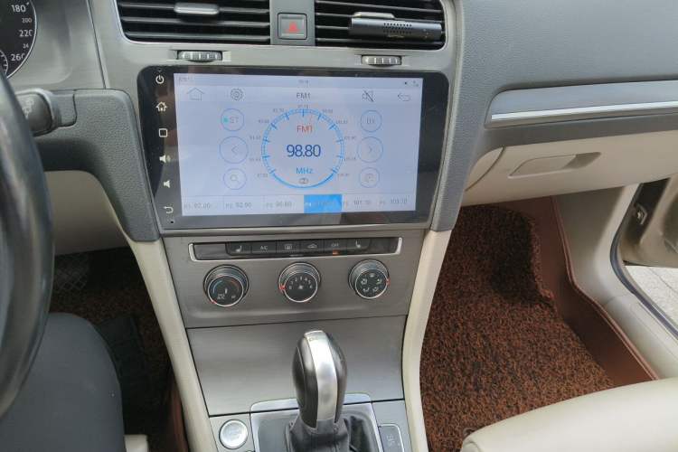 Used Volkswagen Golf 2014 1.4TSI Automatic Luxury Model Audio And AC Panel