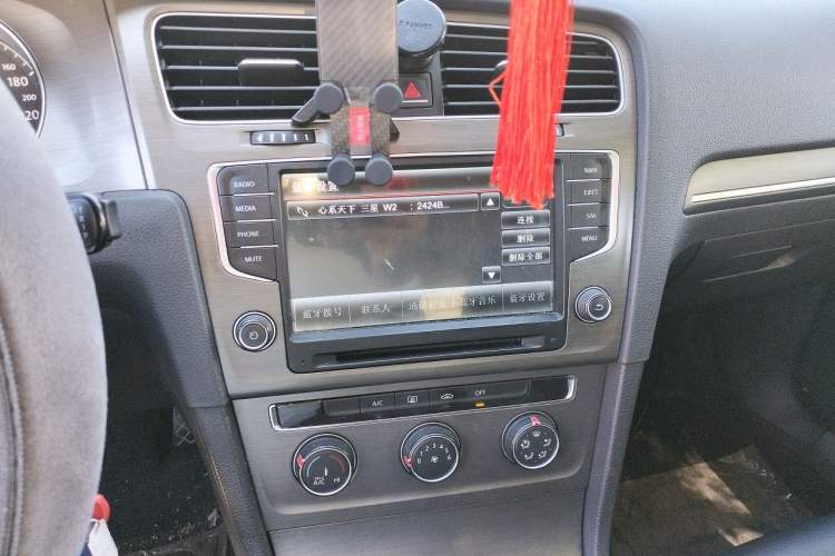 Used Volkswagen Golf 2014 1.4 TSI Manual Comfort Model Audio And AC Panel