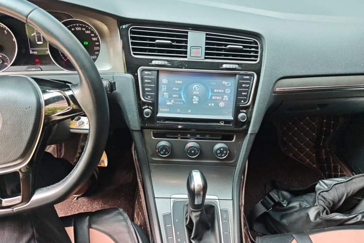 Used Volkswagen Golf 2014 1.4TSI Automatic Comfort Model Audio And AC Panel