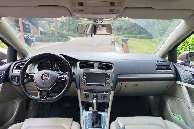 Used Volkswagen Golf 2014 1.6L Automatic Comfort Model Center Console