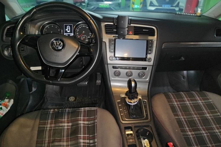 Used Volkswagen Golf 2014 1.6L Automatic Comfort Model Center Console