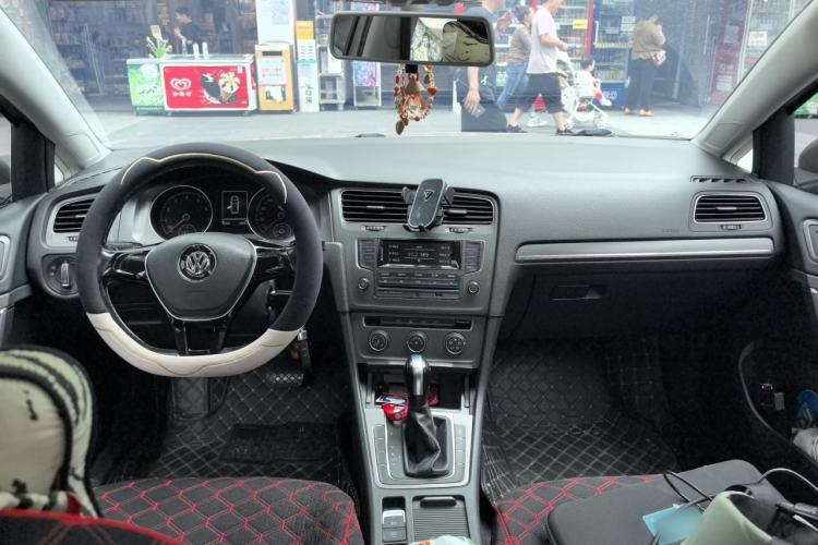 Used Volkswagen Golf 2014 1.6L Automatic Comfort Model Center Console