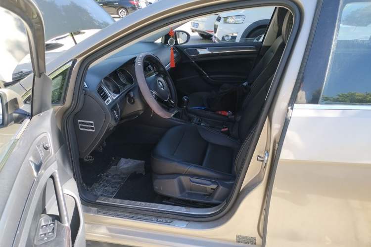 Used Volkswagen Golf 2014 1.4 TSI Manual Comfort Model Driver Seat