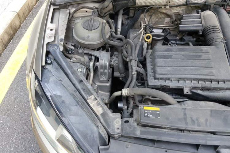 Used Volkswagen Golf 2014 1.4TSI Automatic Luxury Model Engine Bay Right
