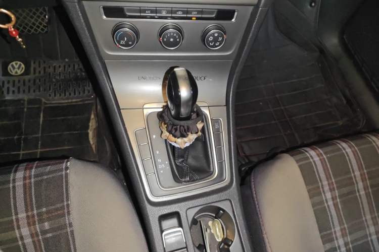 Used Volkswagen Golf 2014 1.6L Automatic Comfort Model Gear Lever