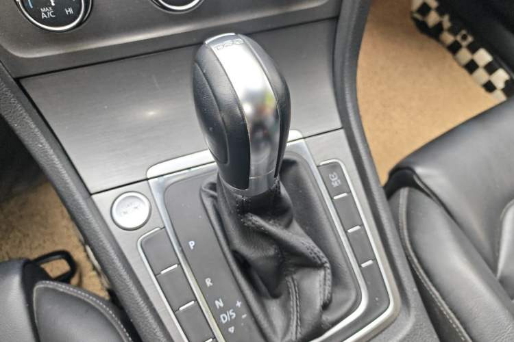 Used Volkswagen Golf 2014 1.4TSI Automatic Luxury Model Gear Lever