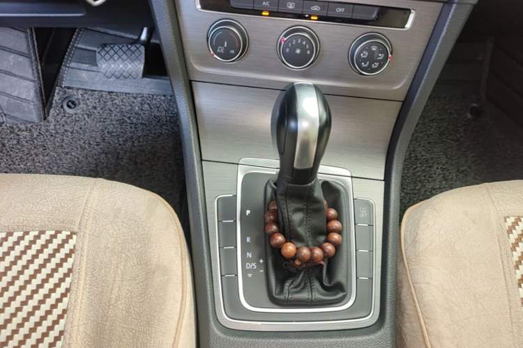 Used Volkswagen Golf 2014 1.6L Automatic Comfort Model Gear Lever