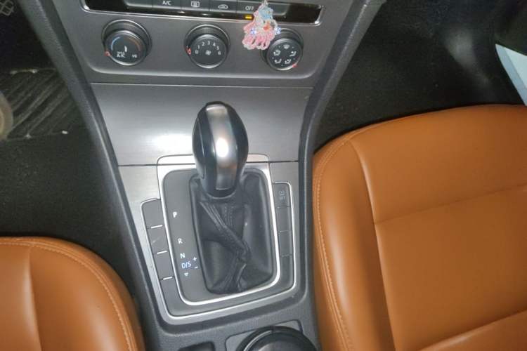 Used Volkswagen Golf 2014 1.6L Automatic Comfort Model Gear Lever