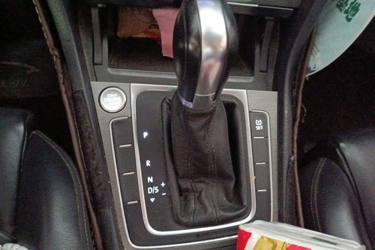 Used Volkswagen Golf 2014 1.4TSI Automatic Luxury Model Gear Lever