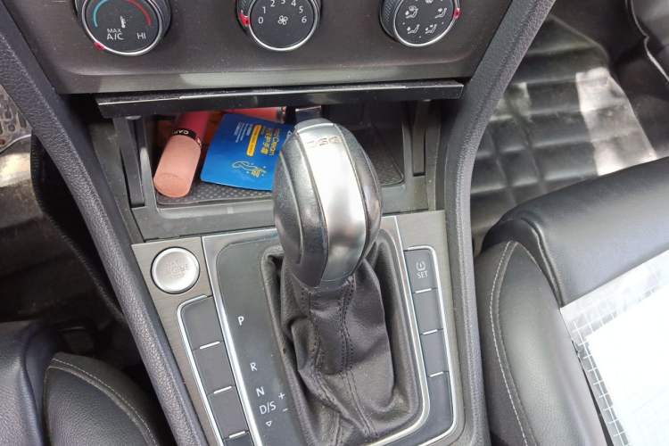 Used Volkswagen Golf 2014 1.4TSI Automatic Luxury Model Gear Lever