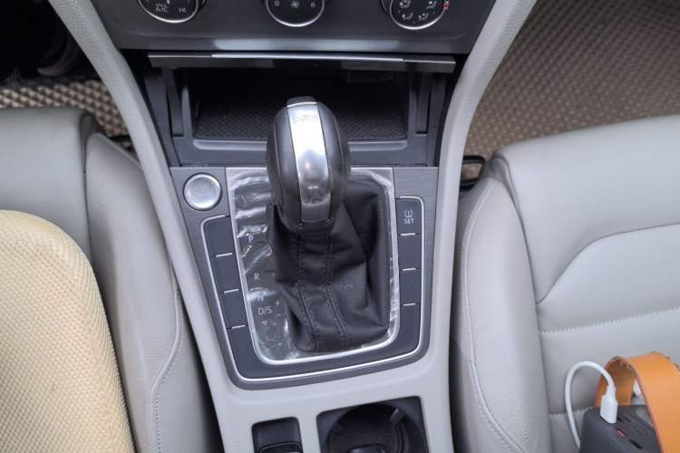 Used Volkswagen Golf 2014 1.4TSI Automatic Luxury Model Gear Lever