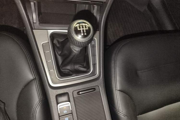 Used Volkswagen Golf 2014 1.4 TSI Manual Comfort Model Gear Lever