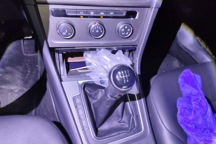 Used Volkswagen Golf 2014 1.4 TSI Manual Comfort Model Gear Lever