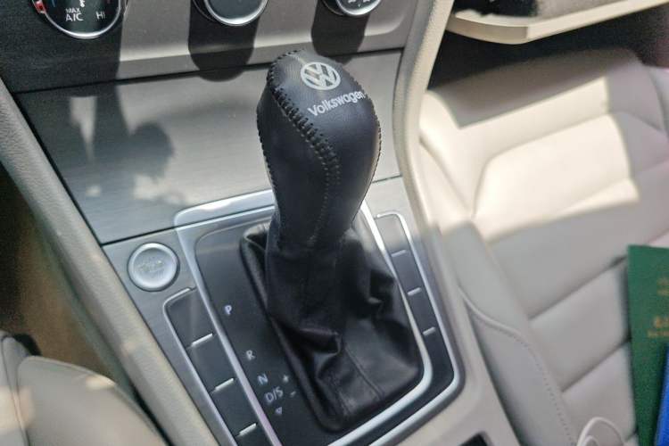 Used Volkswagen Golf 2014 1.4TSI Automatic Luxury Model Gear Lever