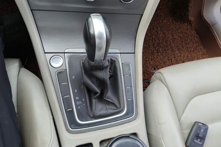 Used Volkswagen Golf 2014 1.4TSI Automatic Luxury Model Gear Lever