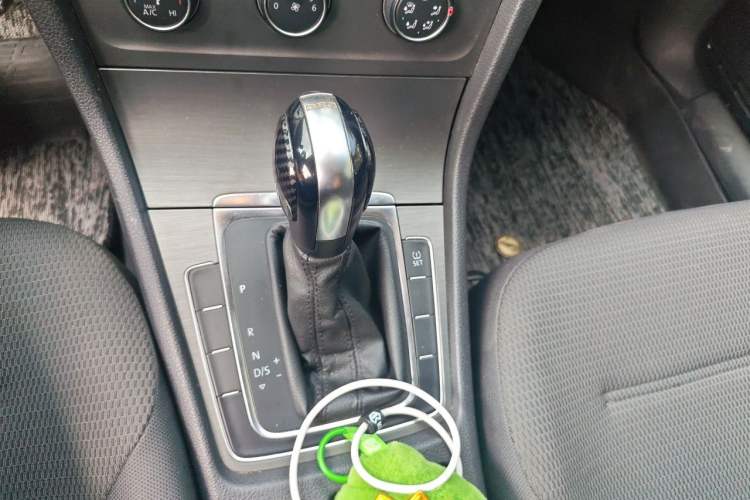 Used Volkswagen Golf 2014 1.4TSI Automatic Comfort Model Gear Lever