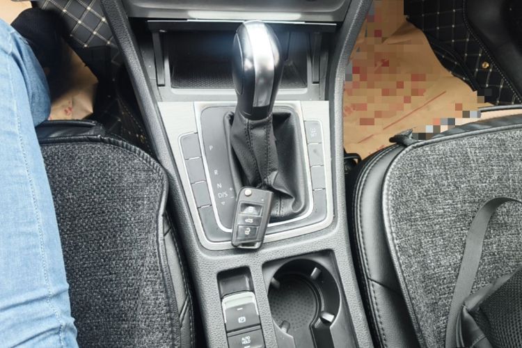 Used Volkswagen Golf 2014 1.4TSI Automatic Comfort Model Gear Lever