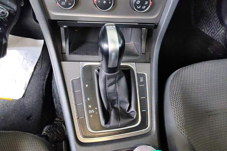 Used Volkswagen Golf 2014 1.4TSI Automatic Comfort Model Gear Lever