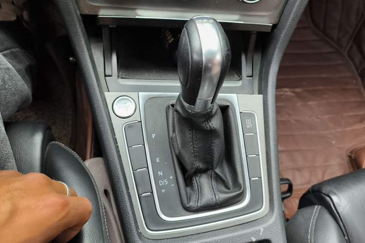 Used Volkswagen Golf 2014 1.4TSI Automatic Luxury Model Gear Lever