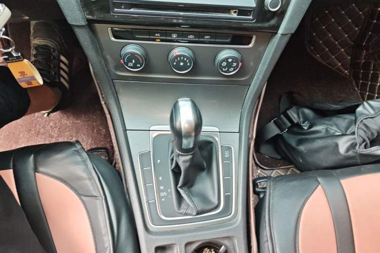Used Volkswagen Golf 2014 1.4TSI Automatic Comfort Model Gear Lever