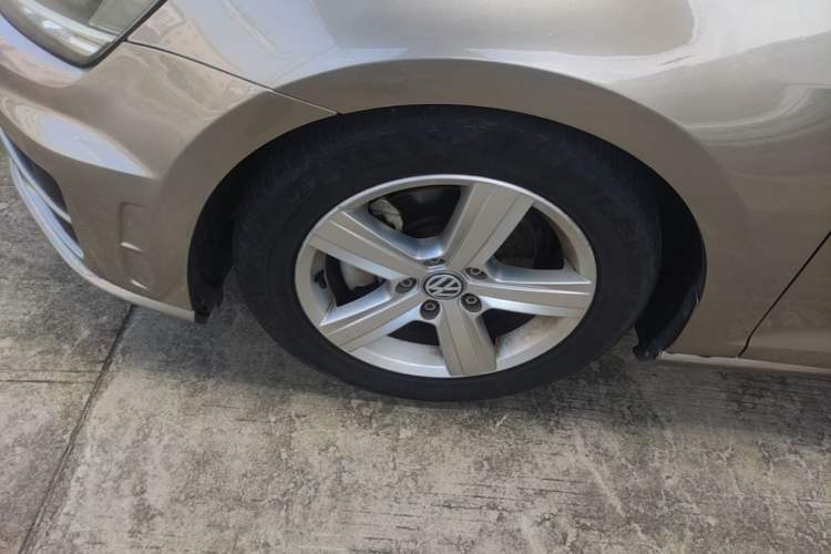 Used Volkswagen Golf 2014 1.4TSI Automatic Comfort Model Left Front Wheel Hub