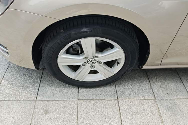 Used Volkswagen Golf 2014 1.4TSI Automatic Comfort Model Left Front Wheel Hub