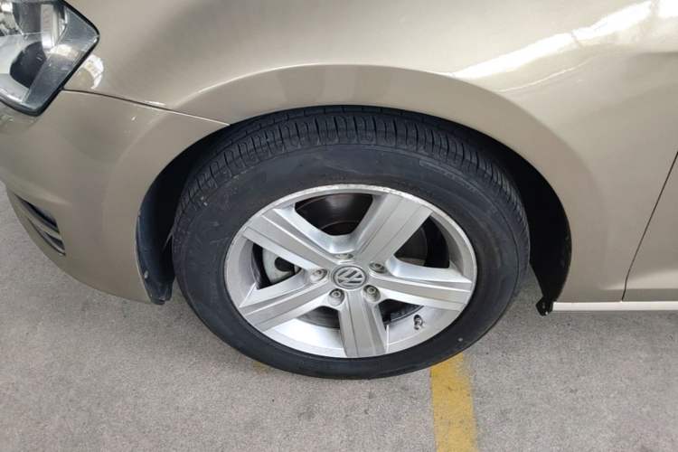 Used Volkswagen Golf 2014 1.4TSI Automatic Comfort Model Left Front Wheel Hub