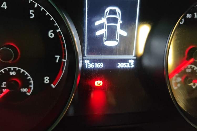Used Volkswagen Golf 2014 1.6L Automatic Comfort Model Odometer Close Up