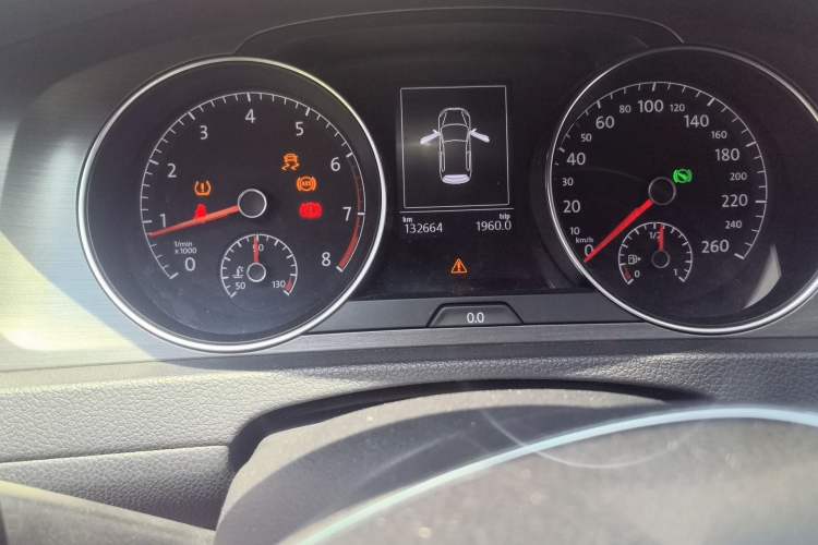 Used Volkswagen Golf 2014 1.4TSI Automatic Comfort Model Odometer Close Up