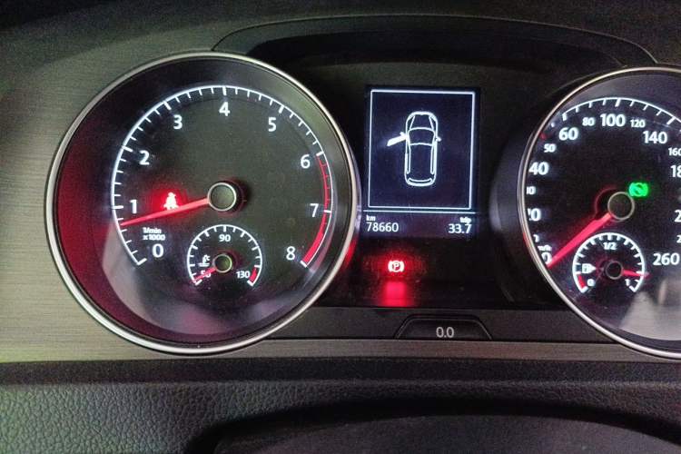 Used Volkswagen Golf 2014 1.4TSI Automatic Luxury Model Odometer Close Up