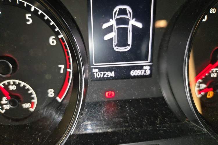 Used Volkswagen Golf 2014 1.4TSI Automatic Luxury Model Odometer Close Up