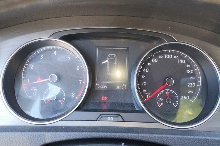 Used Volkswagen Golf 2014 1.4 TSI Manual Comfort Model Odometer Close Up