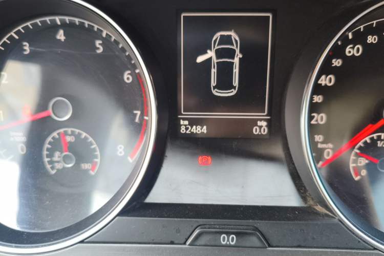 Used Volkswagen Golf 2014 1.4TSI Automatic Comfort Model Odometer Close Up