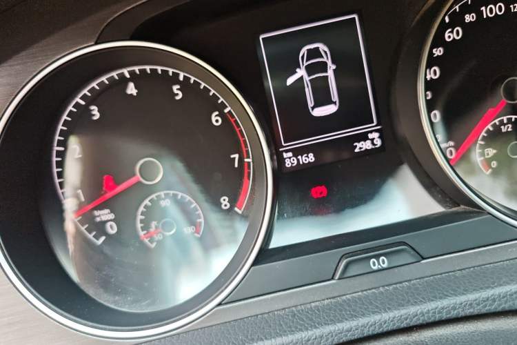 Used Volkswagen Golf 2014 1.4TSI Automatic Comfort Model Odometer Close Up