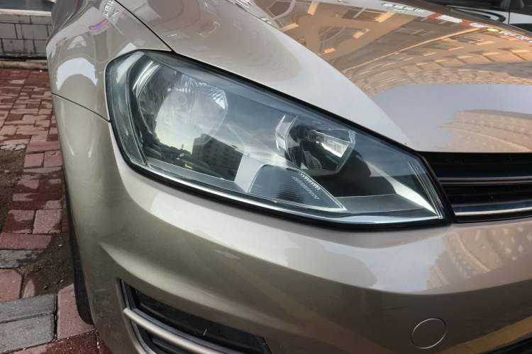 Used Volkswagen Golf 2014 1.6L Automatic Comfort Model Right Front Headlight