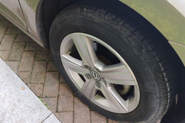 Used Volkswagen Golf 2014 1.6L Automatic Comfort Model Right Front Wheel Hub